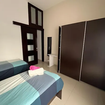 Δωμάτια σε οικογενειακή κατοικία Modern Private In Swieqi Shared Flat With Private Bathroom *